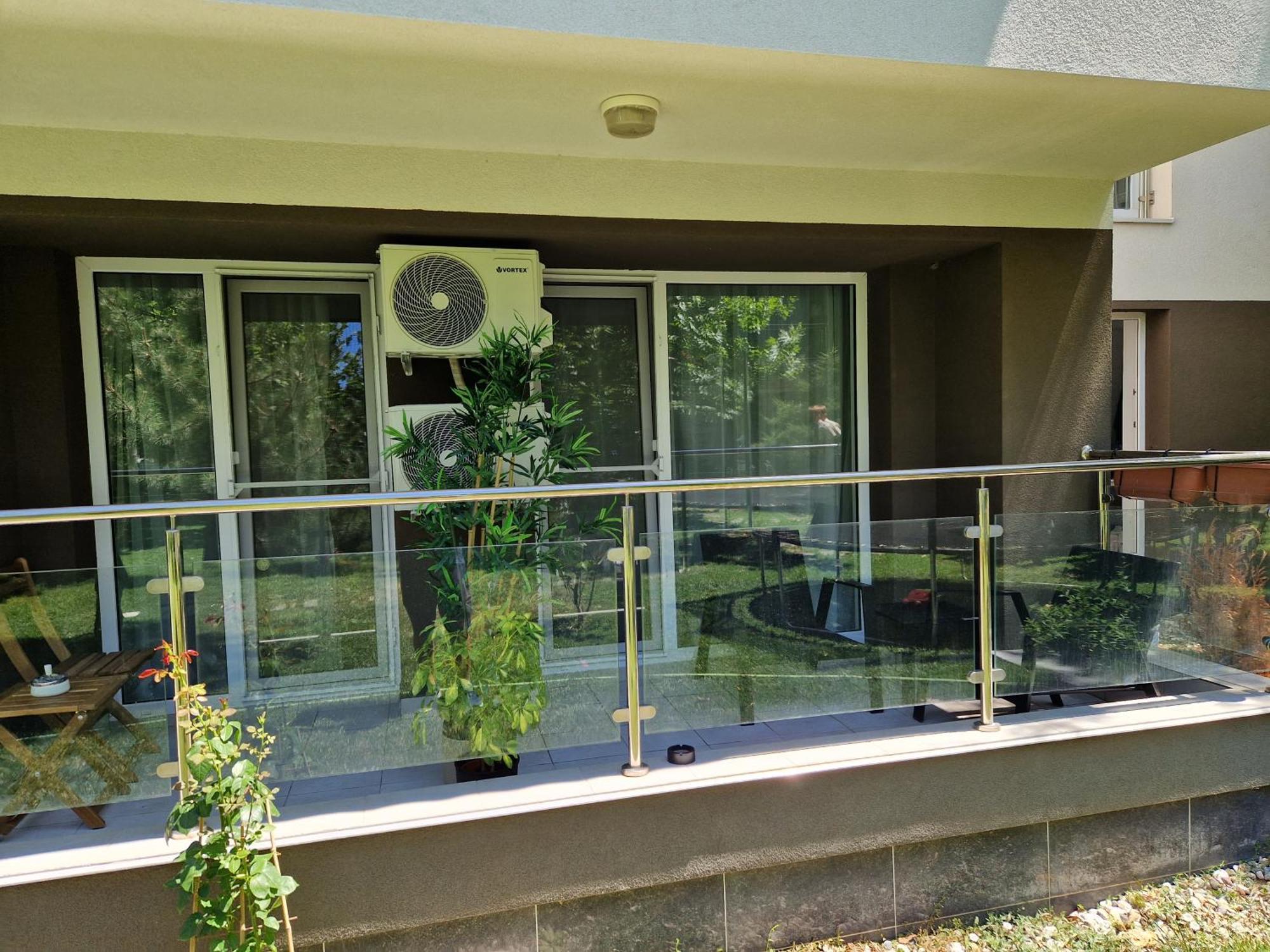 Airplane By Airport Residence Otopeni Exterior foto