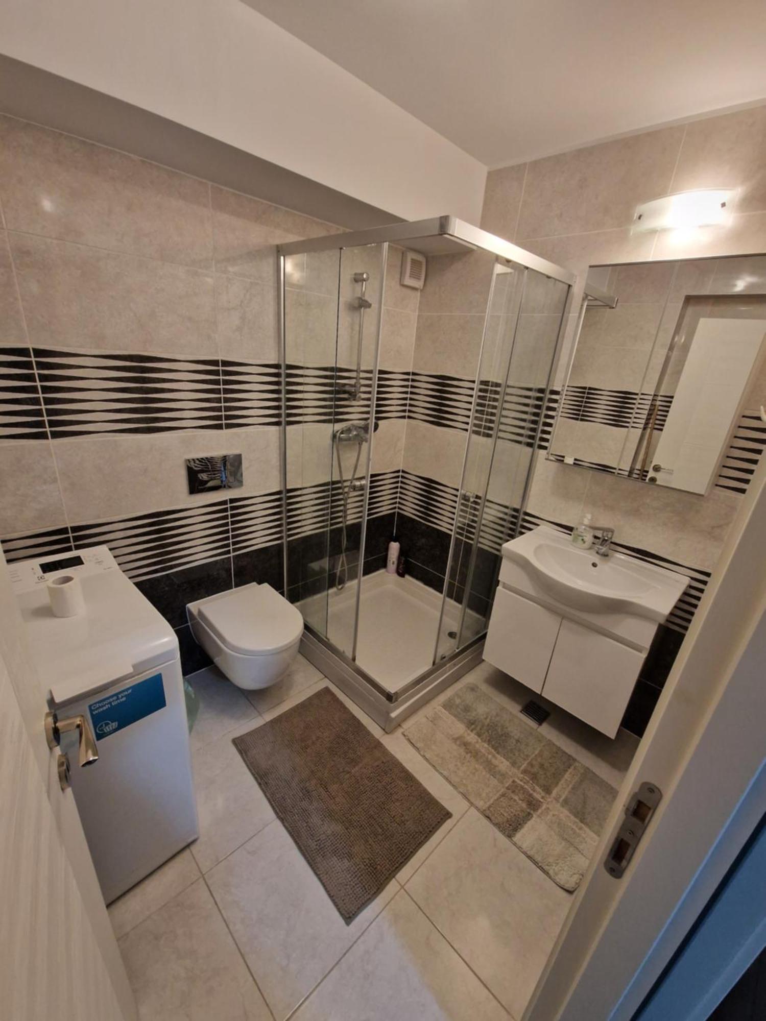 Airplane By Airport Residence Otopeni Exterior foto